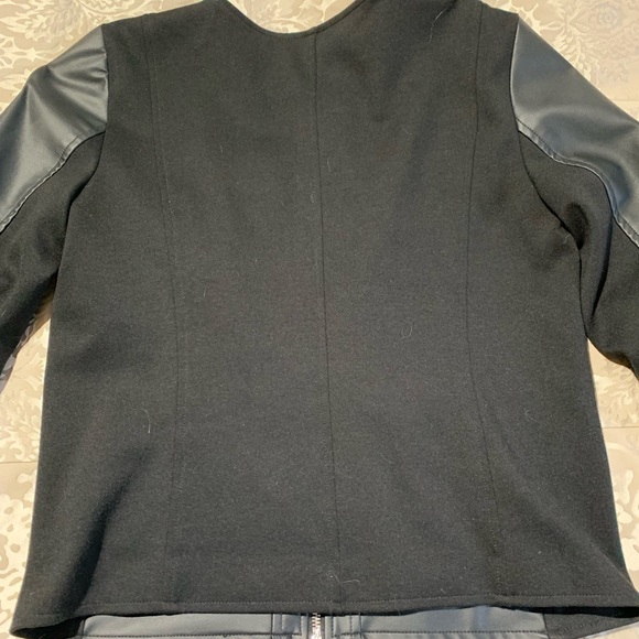 Size small - Picture 2 of 5